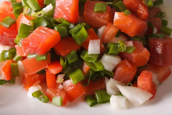 Salada de salmão salgada com tomates e cebolas verdes macro. horizonte — Fotografia de Stock