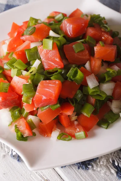 Salada de salmão salgada com tomates e cebolas verdes close-up. ver — Fotografia de Stock