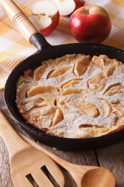 Hollandalı bebek krep tava closeup elma ile. dikey