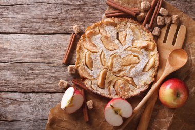 Bir kağıt üzerinde apple ile Hollandalı bebek krep. Yatay Üstten Görünüm