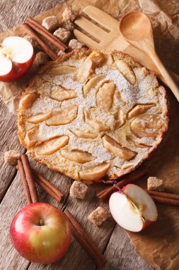Masanın üzerinde bir kağıt üzerinde apple ile Hollandalı bebek krep. Dikey