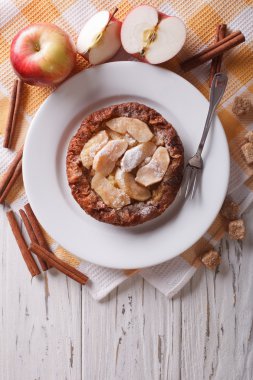 Elma closeup ile Hollandalı bebek krep. Dikey Üstten Görünüm
