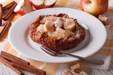 Elma ve tarçın ile Hollandalı bebek krep. Yatay