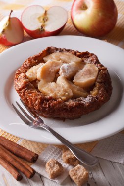 Yakın çekim dikey bir plaka üzerinde elma ile Hollandalı bebek gözleme