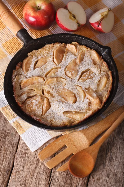 Delicious pancake with apples and cinnamon in a pan close-up. ve — Stock Photo, Image