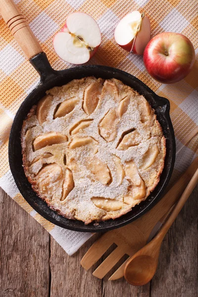 Holländische Baby-Pfannkuchen mit Äpfeln in einer Pfanne Nahaufnahme. vertikale Spitze vi — Stockfoto