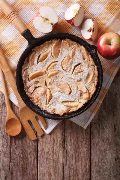 Nederlandsk pannekake med epler i panne. vertikal sett ovenfra – stockfoto