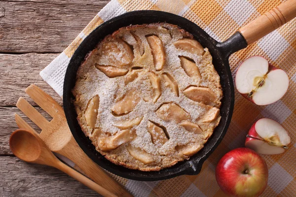Dutch baby pancake with apples in a pan closeup. horizontal top — Stock Photo, Image