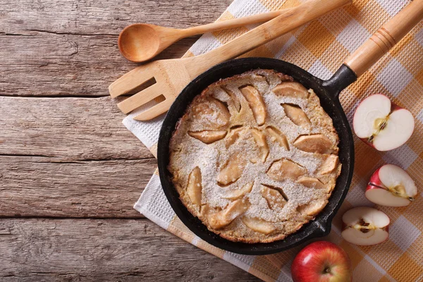 Dutch baby pancake in a frying pan with apples. horizontal top v — Stock Photo, Image