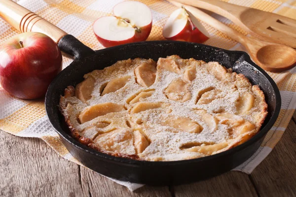 Holländische Baby-Pfannkuchen mit Äpfeln in einer Pfanne Nahaufnahme. horizontal — Stockfoto