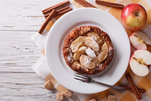 Niederländischer Baby-Pfannkuchen mit Apfel-Nahaufnahme. horizontale Ansicht von oben — Stockfoto