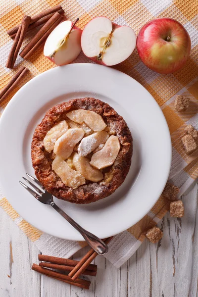 Dutch baby pancake with apple and cinnamon. Vertical top view — Stock Photo, Image