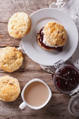 Reçel ve çay closeup ile lezzetli İngilizce çörekler. Dikey üst 