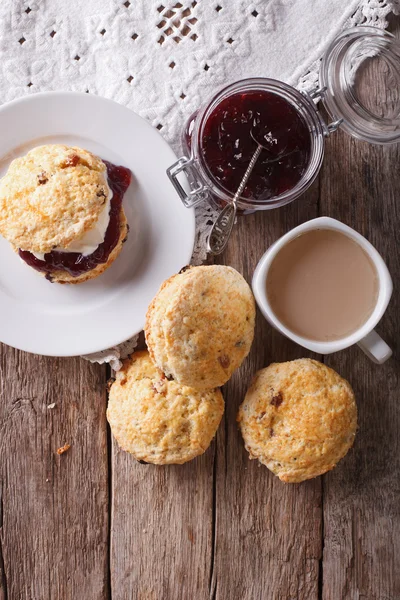 Νόστιμα ελληνικά scones με μαρμελάδα και τσάι. κάθετη κάτοψη — Φωτογραφία Αρχείου