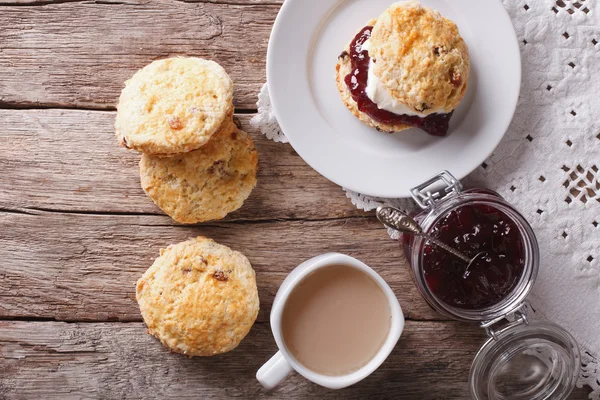 Βρετανική scones με μαρμελάδα και τσάι close-up. Οριζόντια κάτοψη — Φωτογραφία Αρχείου