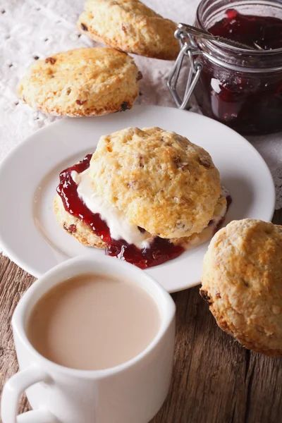 Pasteles ingleses: bollos con mermelada y té con leche de cerca. 5. —  Fotos de Stock