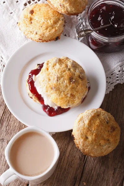 Deliciosos bollos ingleses con mermelada y té con leche de cerca. 5. —  Fotos de Stock