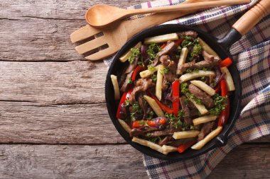 Perulu gıda: Lomo saltado bir tavada. Yatay Üstten Görünüm