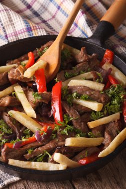 Sebze ile - Lomo saltado yakın çekim bir tavada sığır eti. Dikey