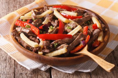 Perulu gıda: Lomo saltado yakın bir plaka üzerinde çekim. Yatay
