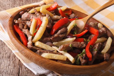Sebze ile - sığır eti Lomo saltado yakın bir plaka üzerinde çekim. Ufuk
