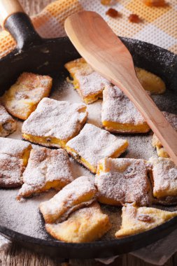 Lezzetli omlet Kaiserschmarrn yakın çekim bir tavada. dikey