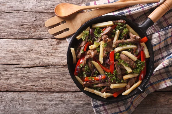 Makanan Peru: Lomo saltado dalam wajan. tampilan atas horisontal — Stok Foto