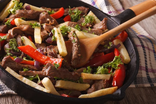 Alimentos peruanos: Lomo saltado close-up em uma frigideira. Horizontal — Fotografia de Stock