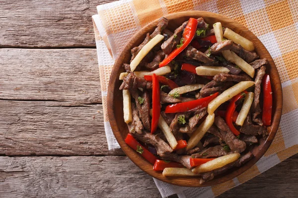 Cozinha peruana: Lomo saltado em um prato. vista horizontal superior — Fotografia de Stock