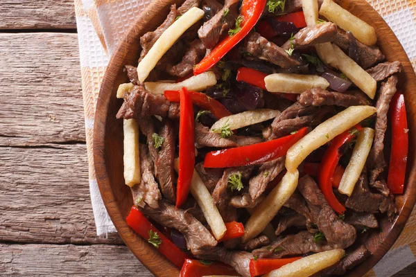 Cozinha peruana: Lomo saltado close-up em um prato. Horizontal t — Fotografia de Stock