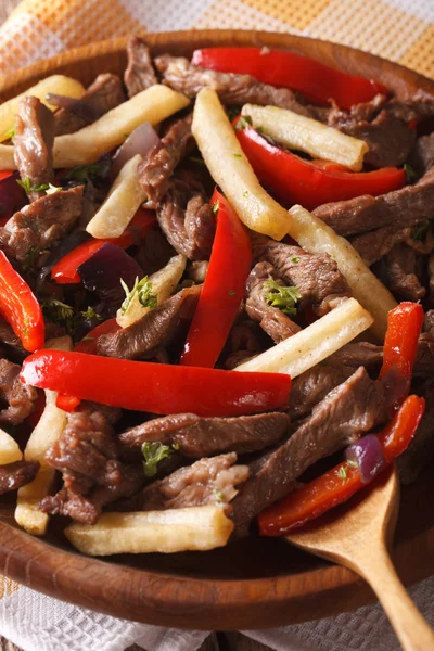 Perui konyha: Lomo saltado közelről egy tányérra. Függőleges — Stock Fotó