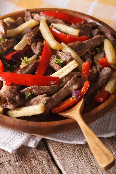 Élelmiszer-perui: Lomo saltado közelről egy tányérra. függőleges — Stock Fotó