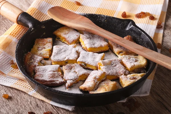 フライパンでおいしいオムレツ Kaiserschmarrn のクローズ アップ。水平方向 — ストック写真