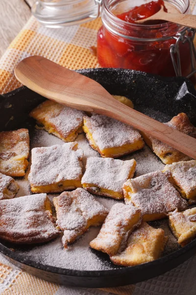 Γλυκό Kaiserschmarrn με σάλτσα δαμάσκηνο κινηματογράφηση σε πρώτο πλάνο σε ένα τηγάνι. κάθετη — Φωτογραφία Αρχείου