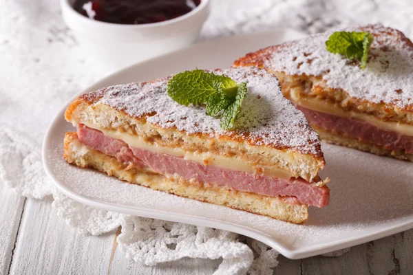 Monte Cristo sandwich med pulveriseret sukker closeup. vandret - Stock-foto