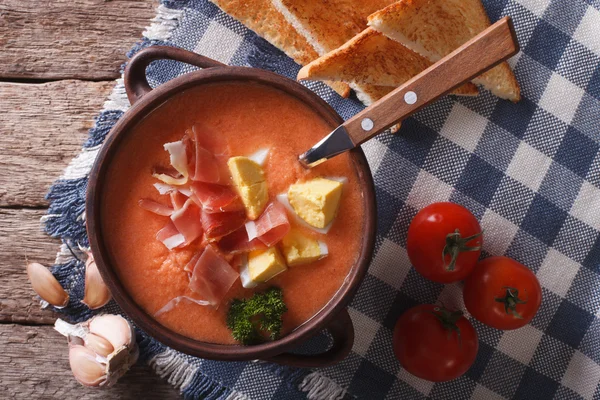 햄과 계란 그릇 클로즈업에 Salmorejo 수프. 수평 — 스톡 사진