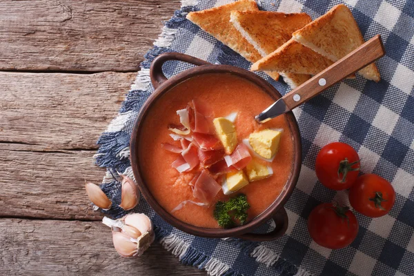 그릇에 달걀과 햄 Salmorejo 수프. 최고 수평 뷰 — 스톡 사진