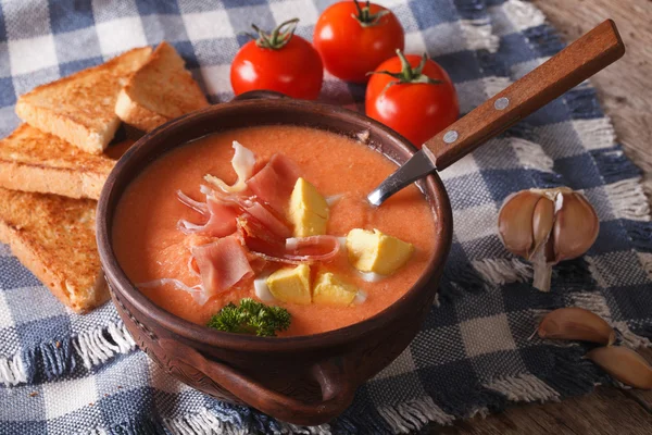 番茄冷汤奶油汤，用火腿和鸡蛋在碗里。水平 — 图库照片