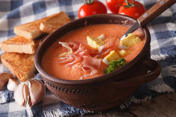 西班牙冷汤番茄冷汤特写在一个碗里。水平 — 图库照片