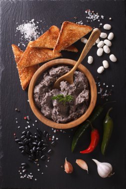 Meksika mutfağı: pate siyah fasulye. Dikey Üstten Görünüm