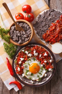 Meksika huevos rancheros tabak portre üzerinde. Dikey Üstten Görünüm