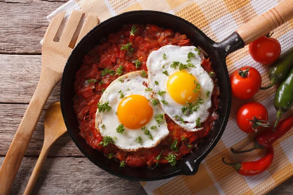 Huevos rancheros gros plan dans la casserole et les ingrédients, horizontal — Photo