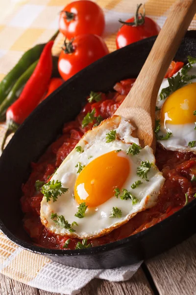 Huevos rancheros: smażone jajka z salsa zbliżenie na patelni. Verti — Zdjęcie stockowe