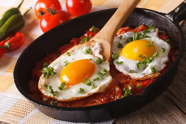 Huevos rancheros: Spiegelei mit Salsa-Nahaufnahme in der Pfanne. horiz — Stockfoto