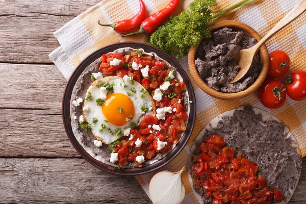 Huevos mexicanos rancheros en el plato. vista superior horizontal —  Fotos de Stock