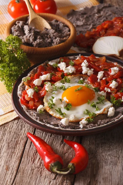 Petit déjeuner mexicain : huevos rancheros close-up. vertical — Photo