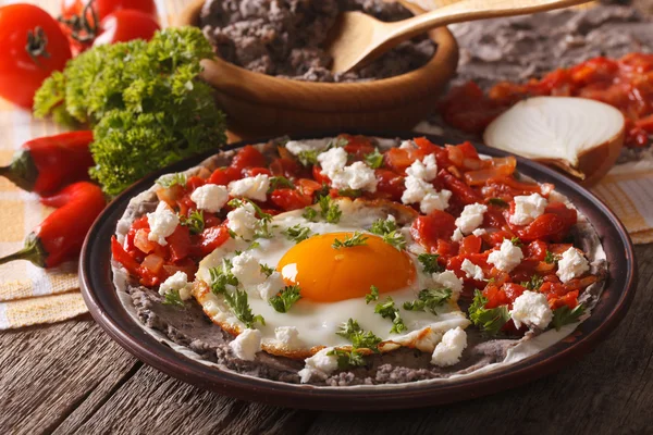 Comida mexicana: huevos rancheros de cerca sobre la mesa. Horizontal —  Fotos de Stock