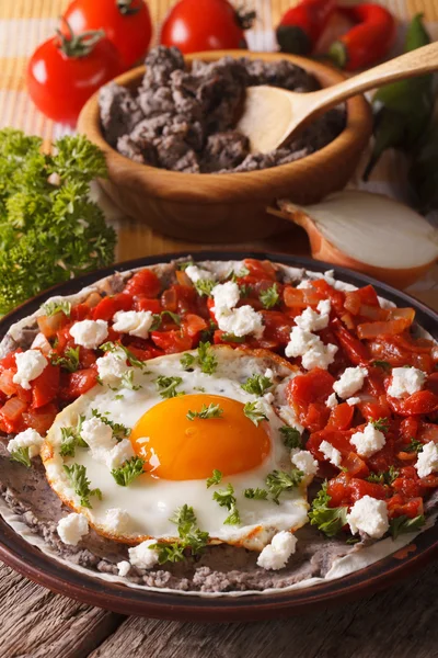 Huevos rancheros Mexická smažená vejce a ingredience close-up. ve — Stock fotografie
