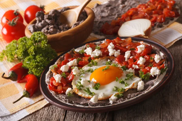 Mexikói tükörtojás huevos rancheros és összetevők közelről. Ho — Stock Fotó