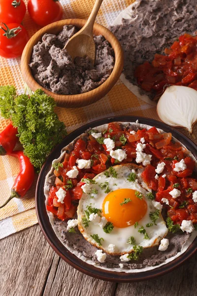 Meksika yemeği: tablo huevos rancheros yakın çekim. dikey — Stok fotoğraf